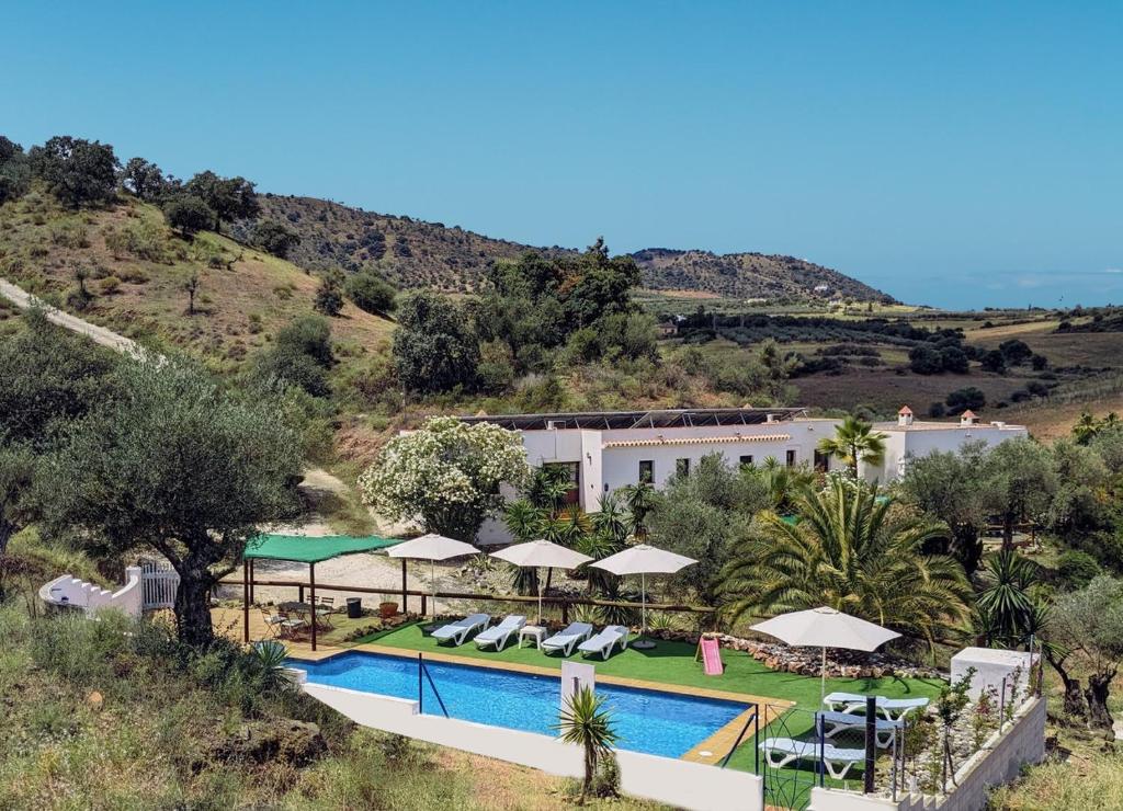 una vista aérea de un complejo con piscina en Finca La Libertad en Coín