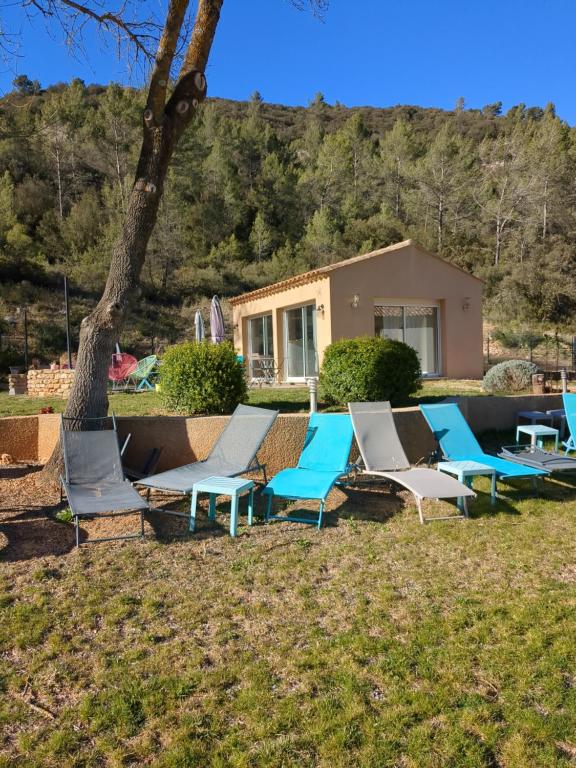 un groupe de chaises, un arbre et une maison dans l'établissement La Belhomière - Sérénité, à Vins-sur-Caramy