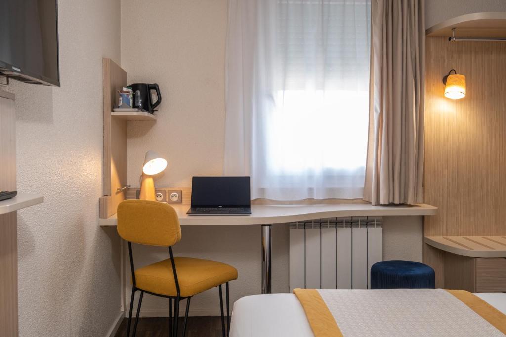 TV a/nebo společenská místnost v ubytování Kyriad Lyon Est - Bron Eurexpo Le Cottage