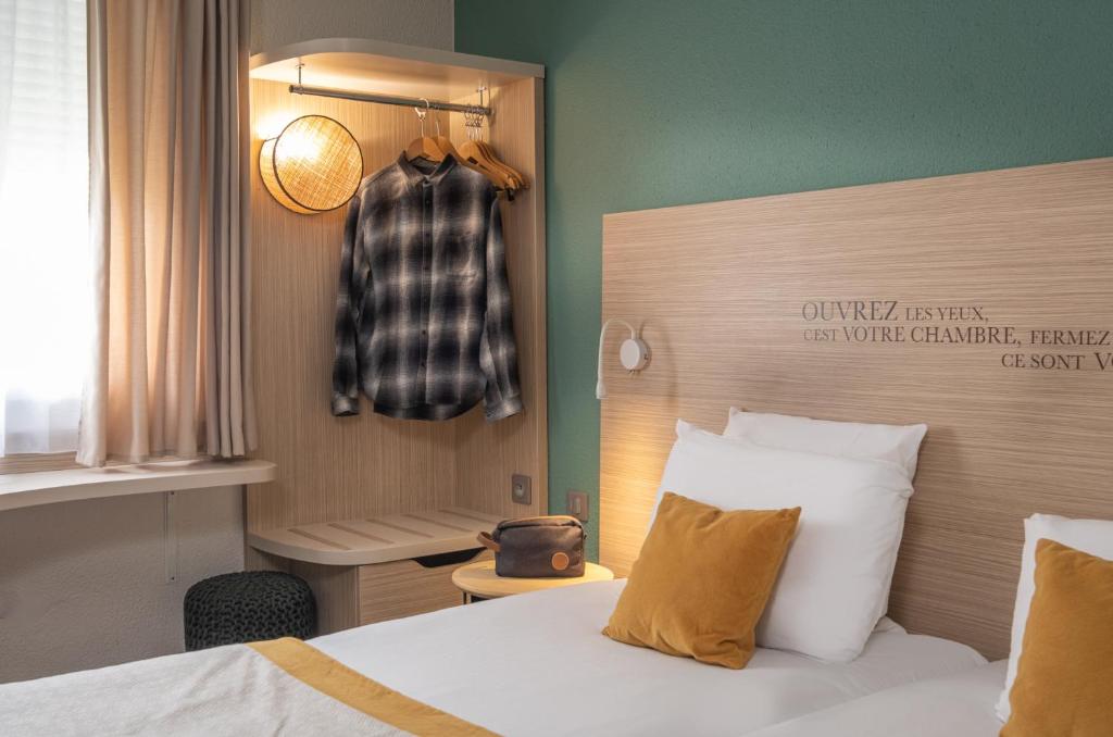 Postel nebo postele na pokoji v ubytování Kyriad Lyon Est - Bron Eurexpo Le Cottage