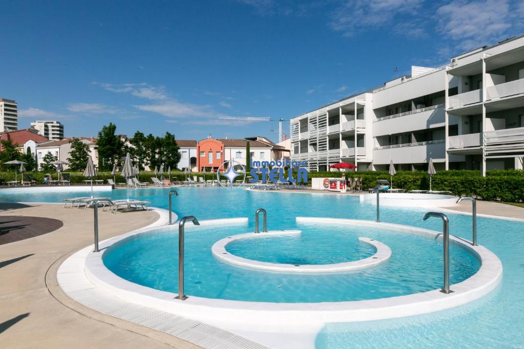 une grande piscine au milieu d'un bâtiment dans l'établissement Laguna Park, à Lido di Jesolo