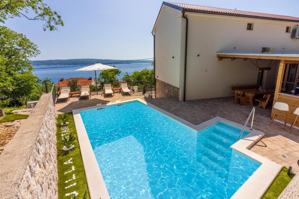 een zwembad in een villa met uitzicht bij Villa Antani with heated pool, sauna & jacuzzi in Crikvenica