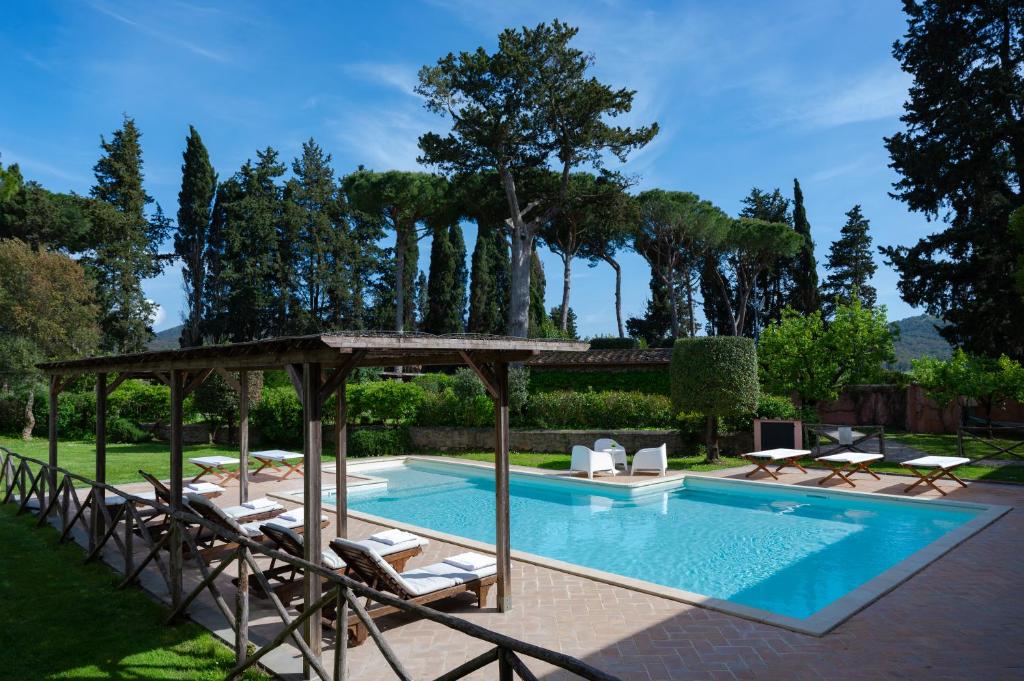 Bazén v ubytovaní Le Versegge Resort alebo v jeho blízkosti