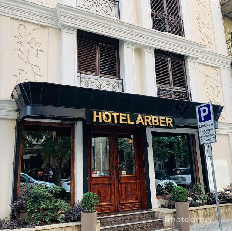 una señal de guardabosques del hotel frente a un edificio en Arber Hotel en Tirana