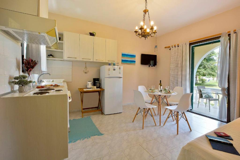 Kuchyň nebo kuchyňský kout v ubytování Ariadni Sidari Beach House
