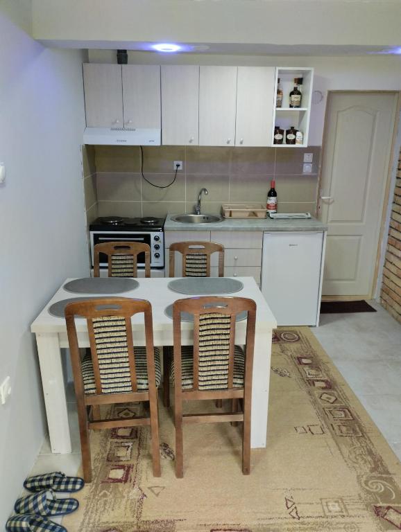 Kuchyň nebo kuchyňský kout v ubytování D&M Apartman Dojkinci