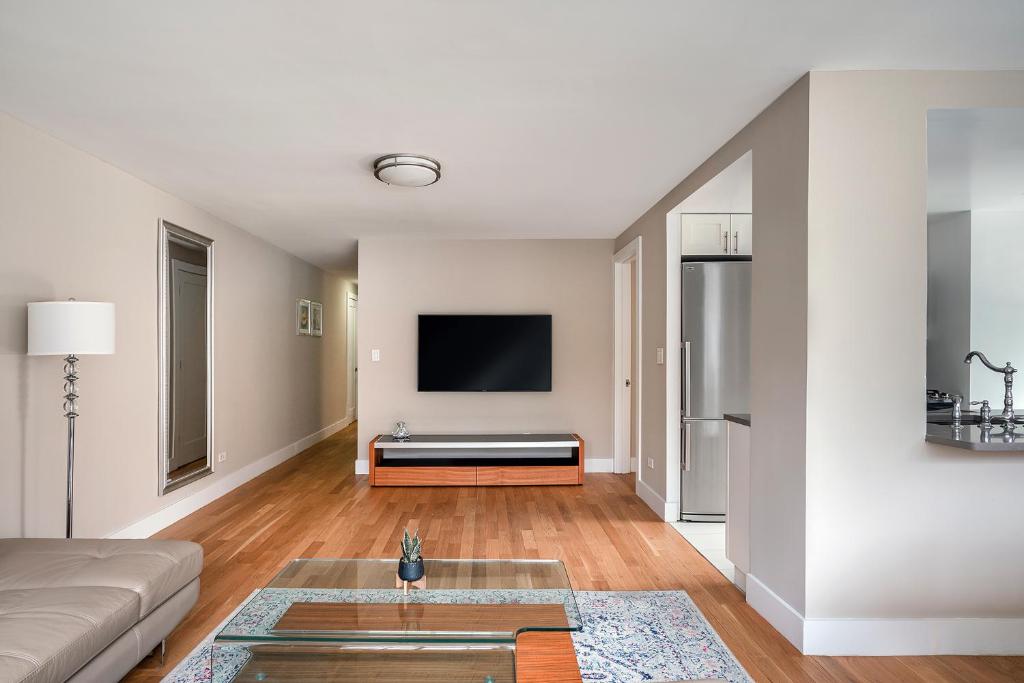 3 BR در سمت غربی بالا, آژانس هواپیمایی آسمان سپید