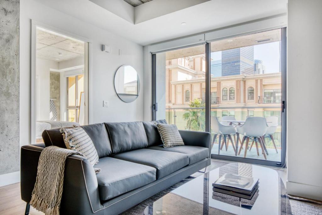 Posezení v ubytování Downtown 1BR w Pool Gym WD nr Staples Center LAX-556