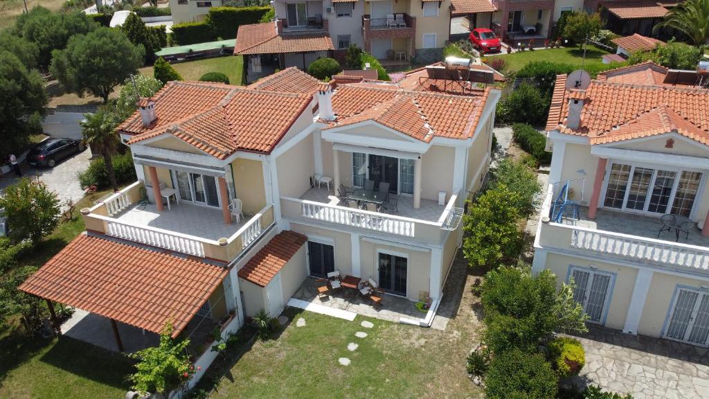 una vista aérea de una gran casa blanca con techos rojos en Casa Marjardin Hanioti, en Chaniotis