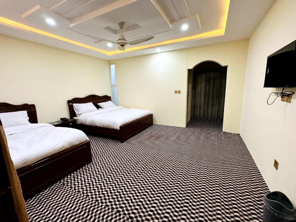 Postel nebo postele na pokoji v ubytování Desert One Hotel Skardu