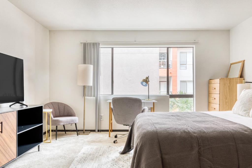 Apartment Studio City Studio w Gym Pool WD nr TJ WF LAX598, Los