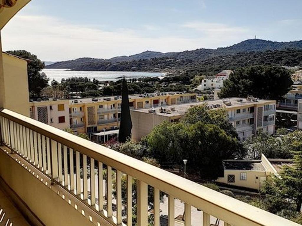 d'un balcon offrant une vue sur la ville. dans l'établissement T2 5 pers avec parking à La Favière, Bormes-les-Mimosas - FR-1-610-54, à Bormes-les-Mimosas