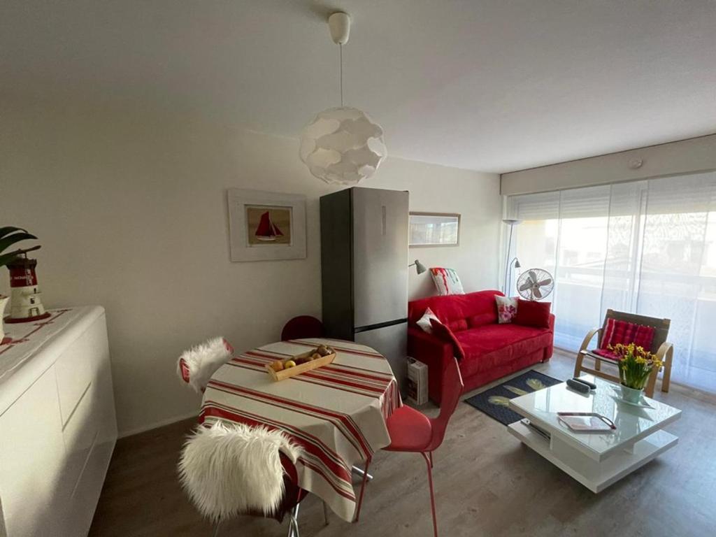 - un salon avec un canapé rouge et un fauteuil rouge dans l'établissement Appartement Capbreton, 2 pièces, 2 personnes - FR-1-413-216, à Capbreton