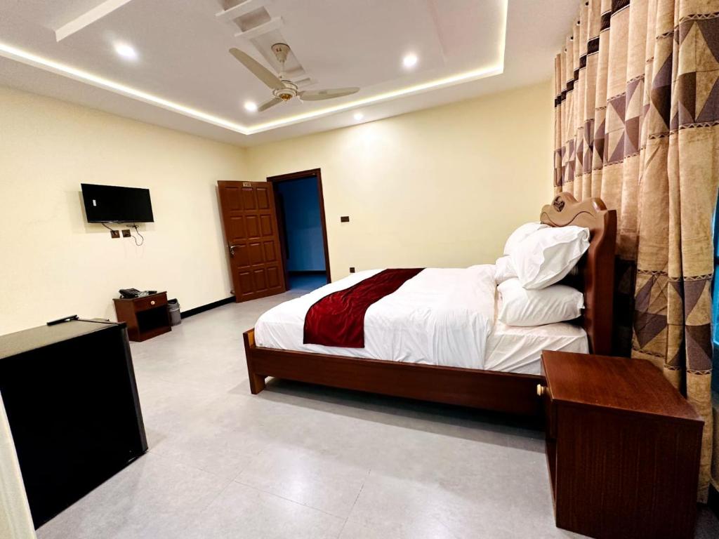Postel nebo postele na pokoji v ubytování Desert One Hotel Skardu