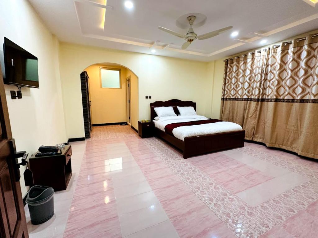 Postel nebo postele na pokoji v ubytování Desert One Hotel Skardu