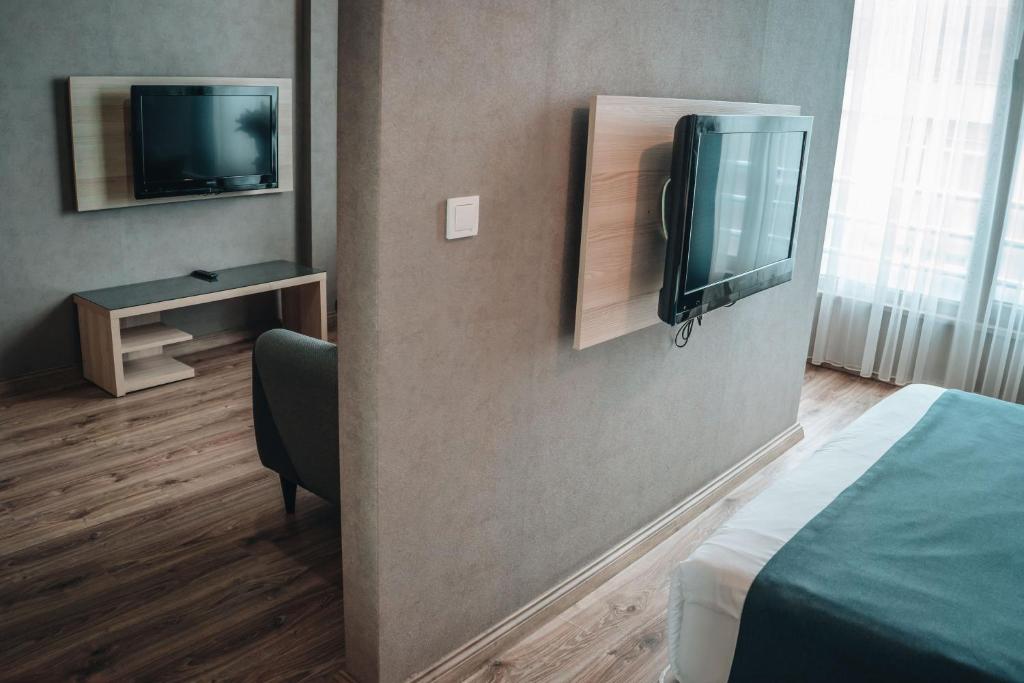 TV a/nebo společenská místnost v ubytování La Flora House Hotel