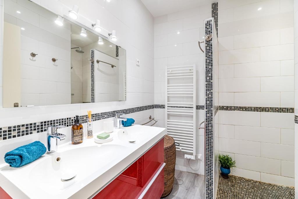 a bathroom with a white sink and a shower at Le Nani Raou par Dodo à Cassis in Cassis