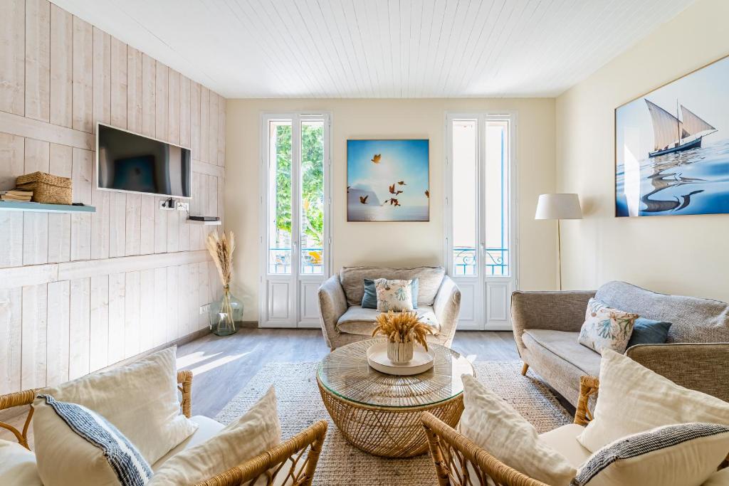 een woonkamer met banken en een tafel bij Le Nani Raou par Dodo à Cassis in Cassis