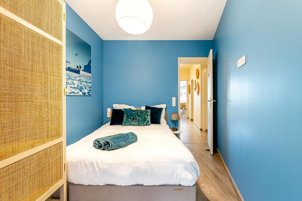 a bedroom with blue walls and a bed at Le Nani Raou par Dodo à Cassis in Cassis