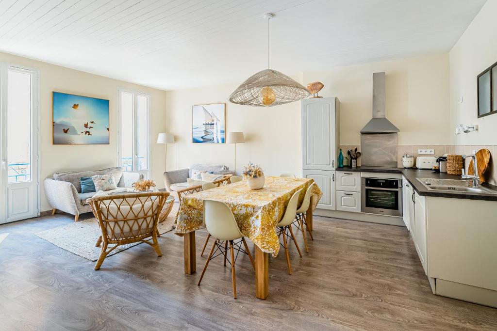 a kitchen and dining room with a table and chairs at Le Nani Raou par Dodo à Cassis in Cassis