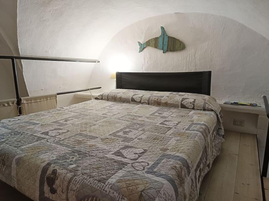 1 dormitorio con 1 cama con edredón en Leccino Suite, en Matino