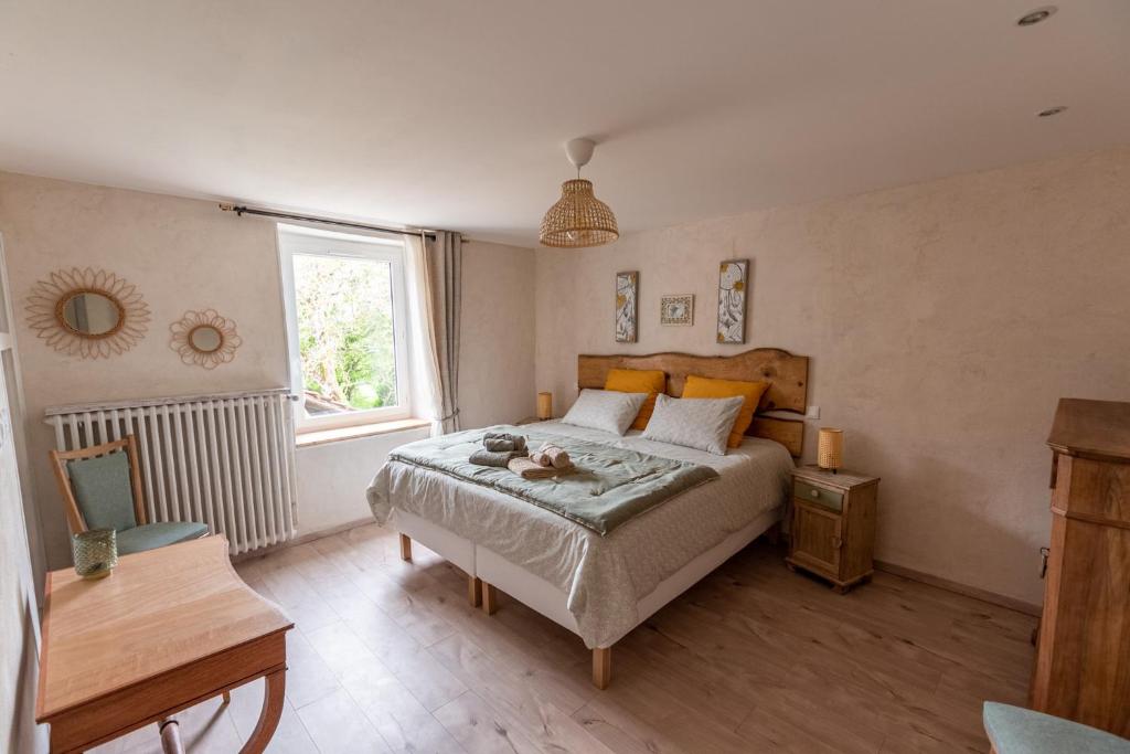 um quarto com uma cama e uma janela em chambres d hotes Ysalice em Merlas