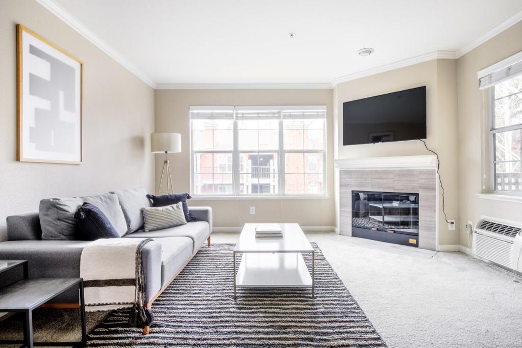 ein Wohnzimmer mit Couch und Kamin in der Unterkunft Santa Clara 1BR w Parking Pool nr Dining SFO-411 in Santa Clara