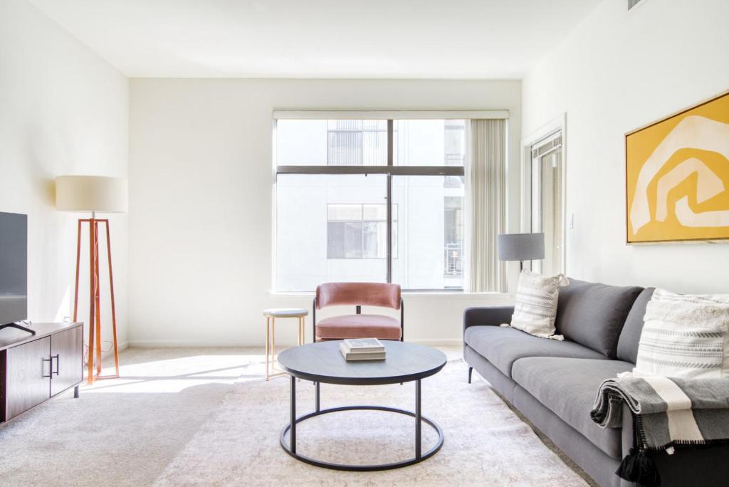 Χώρος καθιστικού στο San Jose 2BR w Gym WD Pool nr Caltrain SFO-921