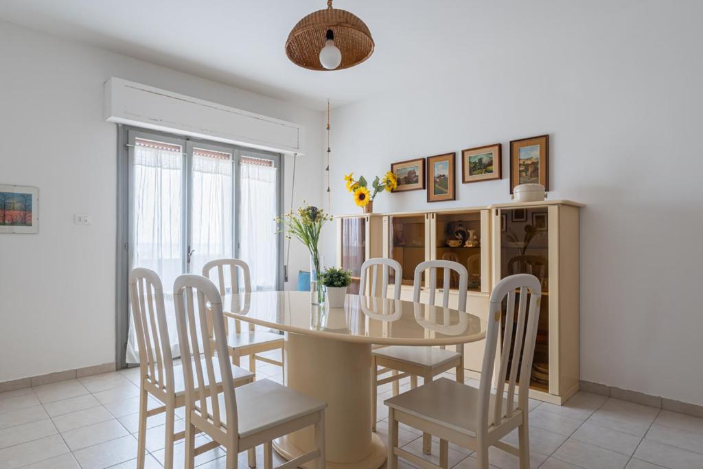 a dining room with a table and chairs at Lungomare 90 - YourPlace Abruzzo in Fossacesia