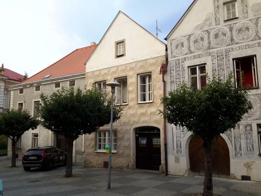 um edifício com um carro estacionado em frente em Slavonice Mázhaus em Slavonice