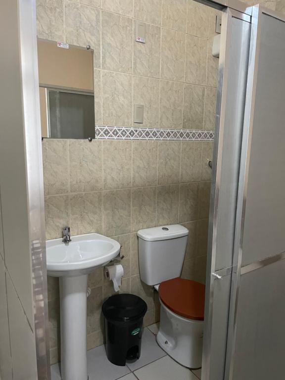 Pousada Zacarias في أورو بريتو: حمام مع حوض ومرحاض ومرآة