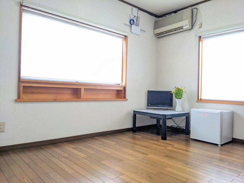 TV a/nebo společenská místnost v ubytování FarmStayINN 母屋 Sanzaemon-tei GuestHouse Second floor Shiga-Takasima Traditional Japanese architecture house Limited to one group per day