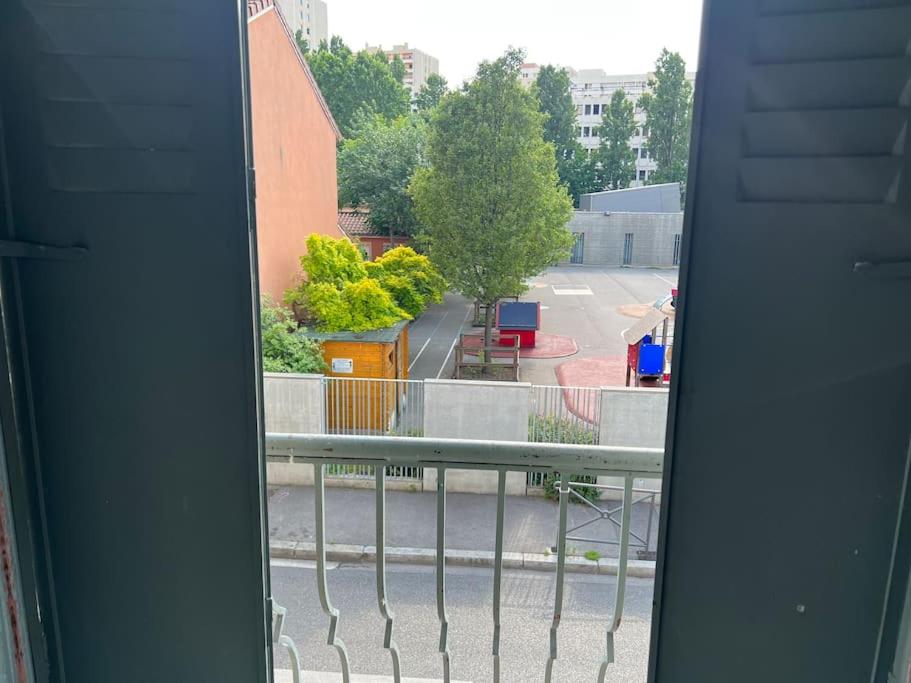 een balkon met uitzicht op een stadsstraat bij Studio cosy, Netflix, M Flachet in Villeurbanne