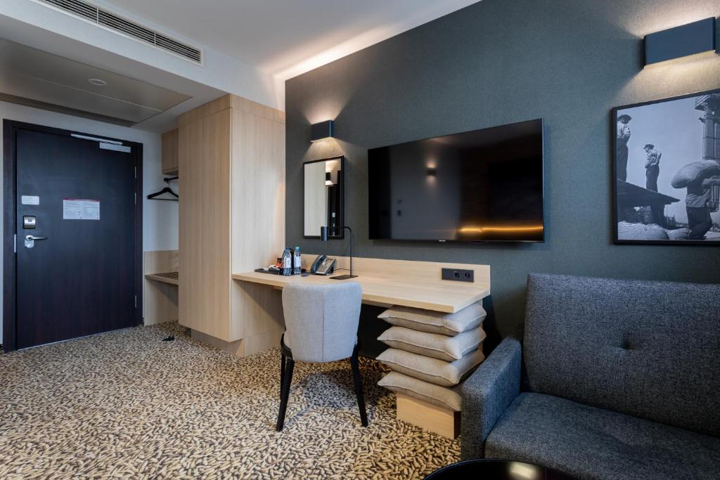 Televízia a/alebo spoločenská miestnosť v ubytovaní Qubus Hotel Gdańsk