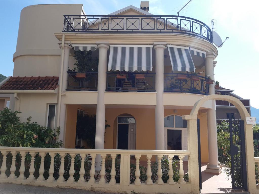 a large house with a balcony on top of it at Apartmani Radovic in Bijela