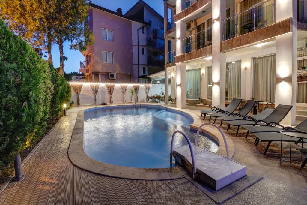 Bazén v ubytování Family Hotel Jupiter nebo v jeho okolí