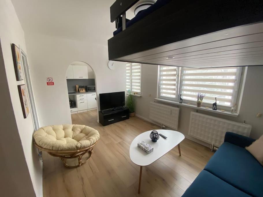 een woonkamer met een bank en een tafel bij 1 Izbovy Apartman - Širšie Centrum in Martin