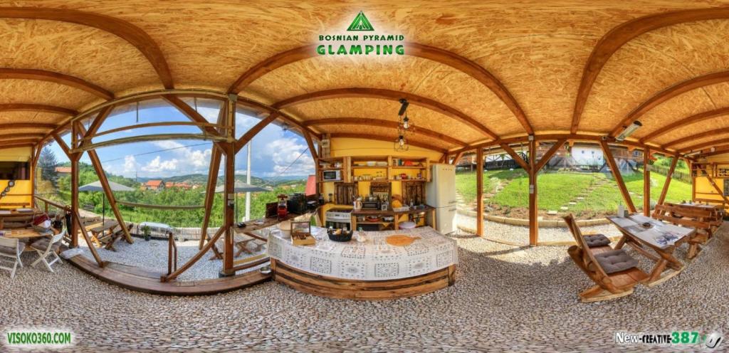 Restaurace v ubytování Bosnian Pyramid Glamping