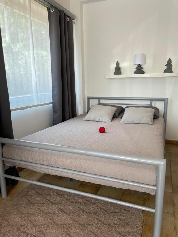 - un lit avec un jouet rouge dans une chambre dans l'établissement Charmant studio, à Binche