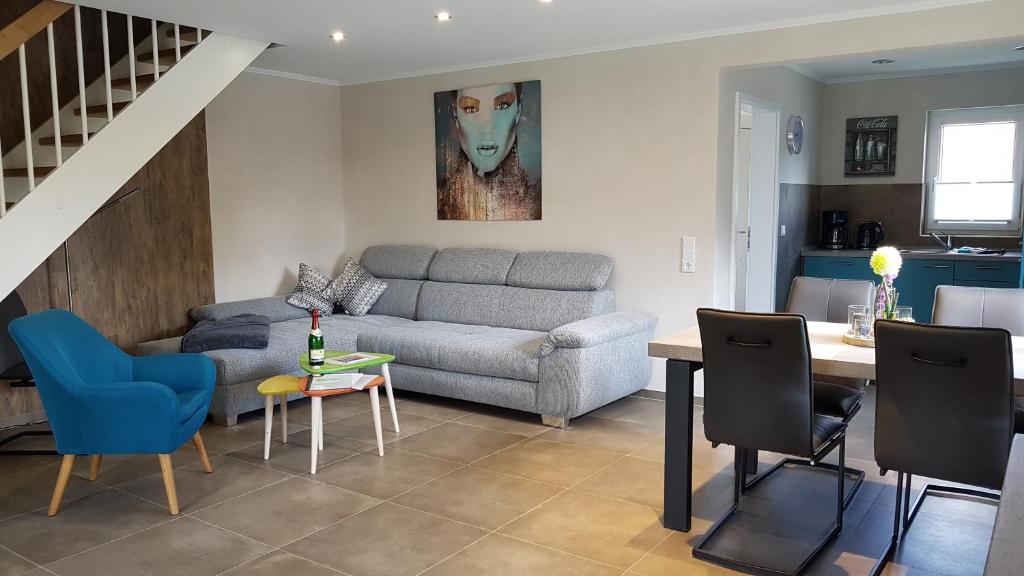 ein Wohnzimmer mit einem Sofa und einem Tisch in der Unterkunft Premiumferienhaus Ankaa in Hasselfelde
