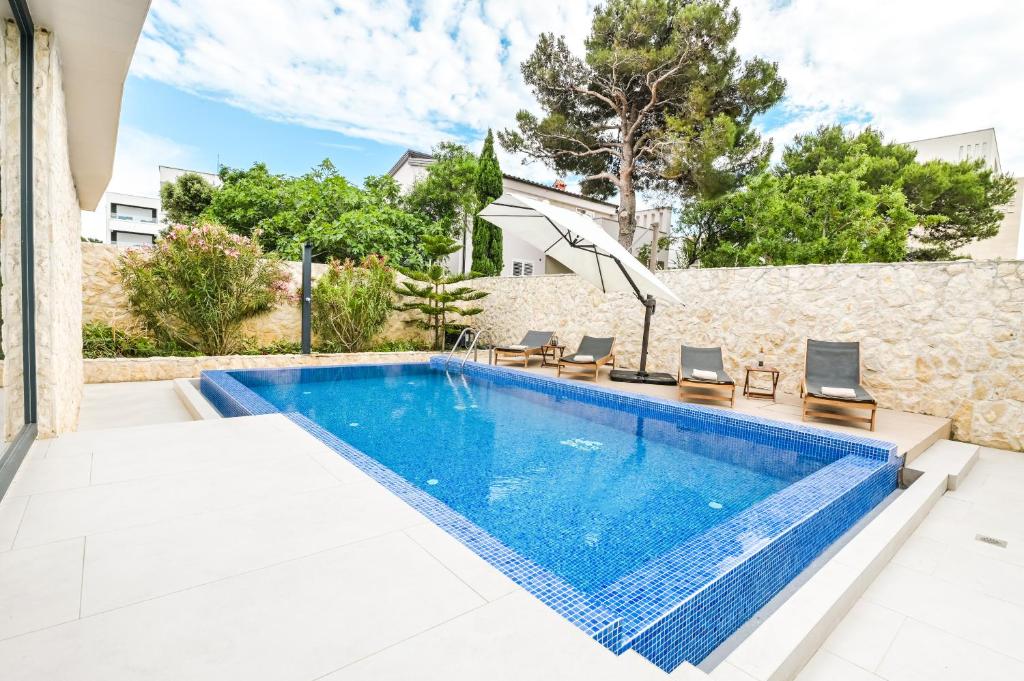 Bazén v ubytování Villa Cornea - Luxury Villa in a heart of Novalja nebo v jeho okolí