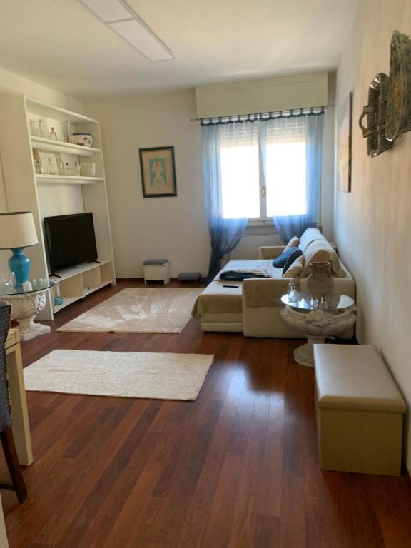 a living room with a couch and a tv at casa felice in Carrara