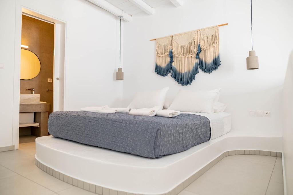 um quarto branco com uma cama num quarto em Lemon tree lipsi em Leipsoi