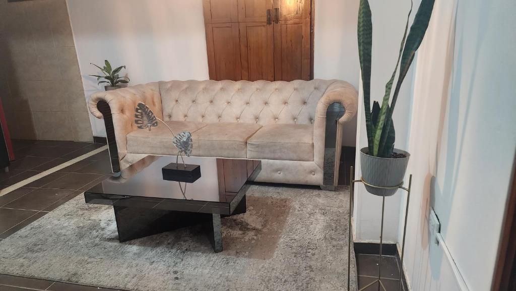 a living room with a couch and a coffee table at Linving buenos aires in Medellín