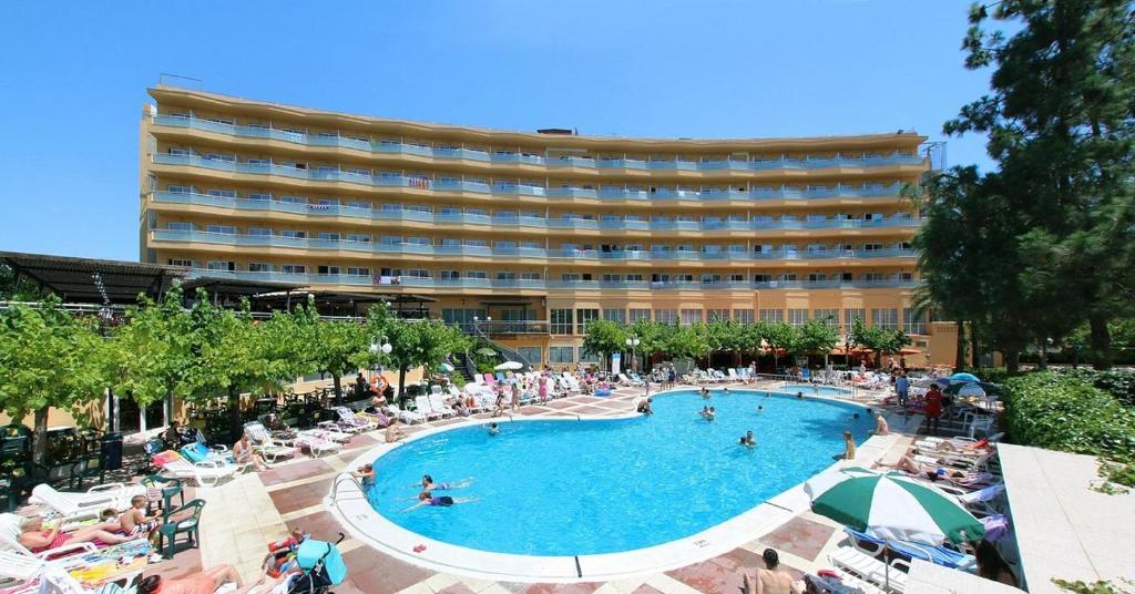 ein Hotel mit einem Pool vor einem Gebäude in der Unterkunft Medplaya Hotel Calypso in Salou