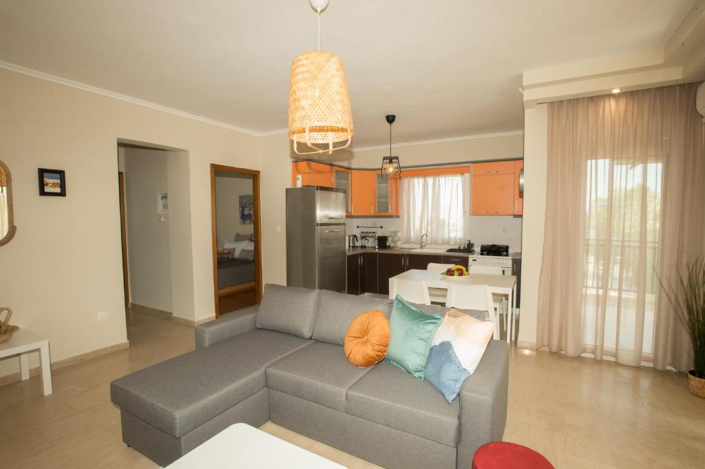 salon z kanapą i kuchnią w obiekcie Medea's Luxury Apartment w mieście Perea