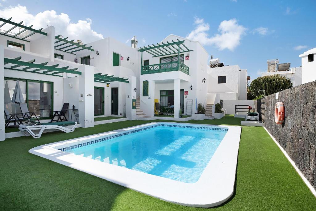 The swimming pool at or close to Apt 2 Las Palmeras iii Lanzarote