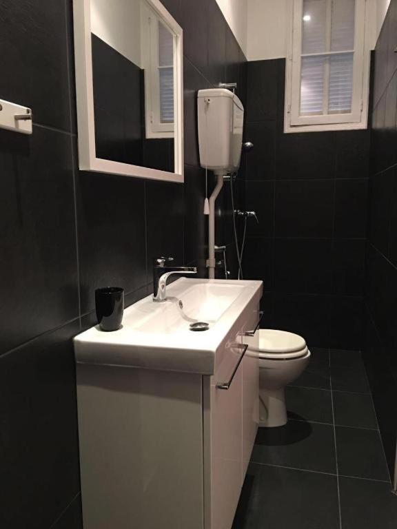La salle de bains est pourvue d&#39;un lavabo blanc et de toilettes. dans l&#39;établissement Studio 3T terrace near Monaco Casino Monte Carlo, à Beausoleil