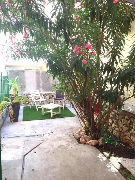 une terrasse avec un arbre et un banc blanc dans l&#39;établissement Studio 3T terrace near Monaco Casino Monte Carlo, à Beausoleil