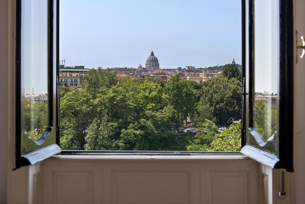 ""Bright Top Floor Apartment Vatican & Tiber View, Steps from Olympic Stadium"